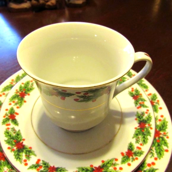 🎄Vintage Christmas Holly Berries 24K Gold Tea Cup/Saucer/Dessert Plate Set - Picture 4 of 15